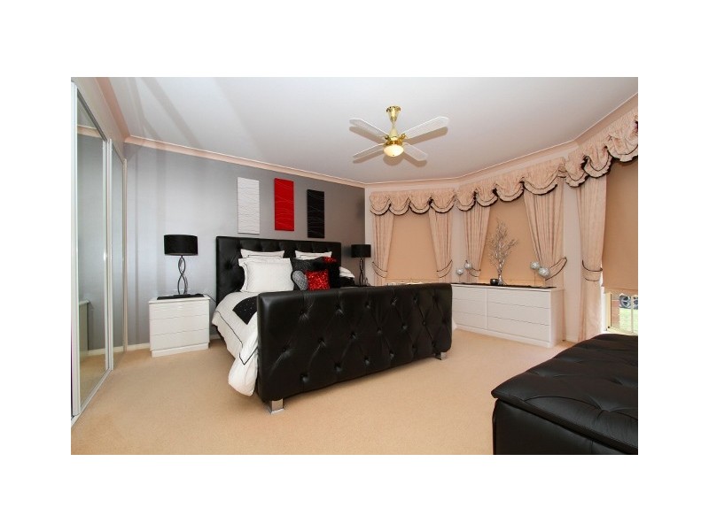 2 Lyell Place, Taylors Lakes VIC 3038