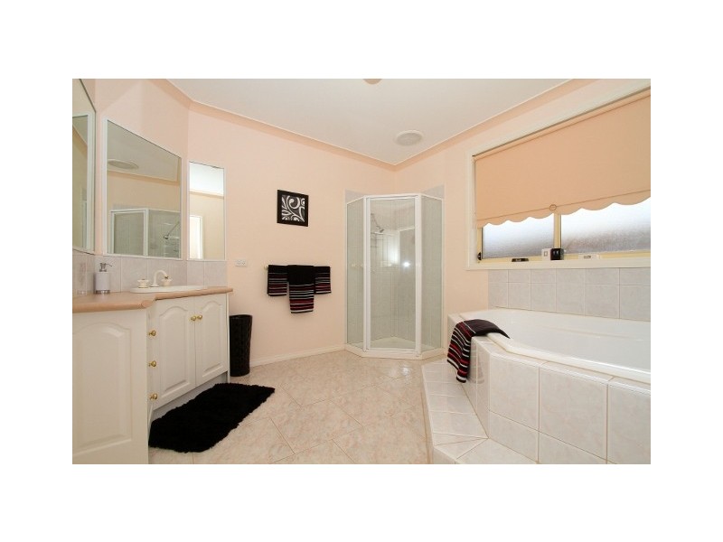 2 Lyell Place, Taylors Lakes VIC 3038