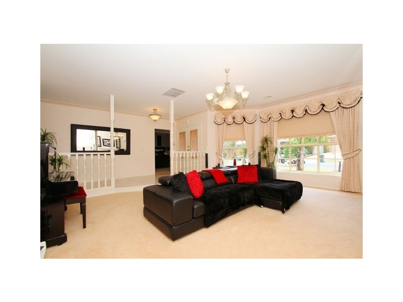 2 Lyell Place, Taylors Lakes VIC 3038