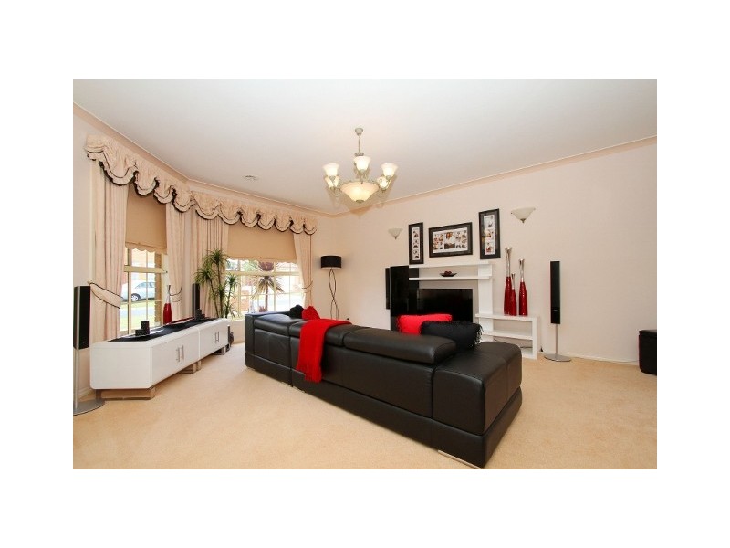 2 Lyell Place, Taylors Lakes VIC 3038