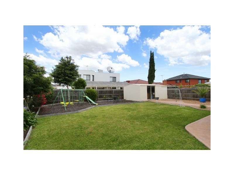 2 Lyell Place, Taylors Lakes VIC 3038