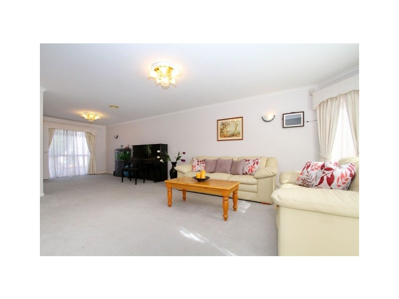 33 McCubbin Drive, Taylors Lakes VIC 3038