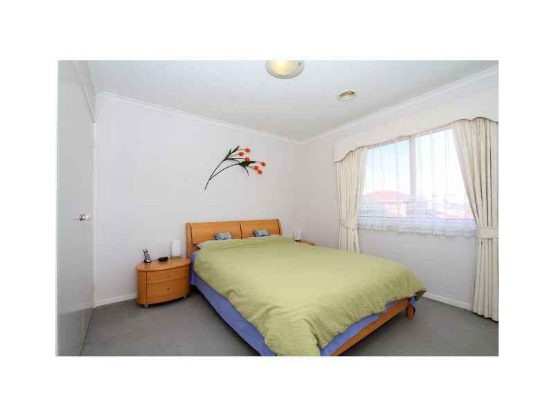 33 McCubbin Drive, Taylors Lakes VIC 3038
