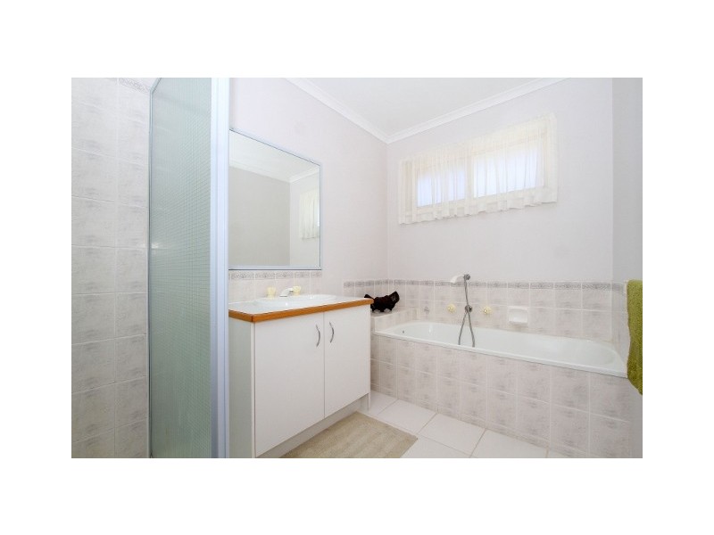 33 McCubbin Drive, Taylors Lakes VIC 3038