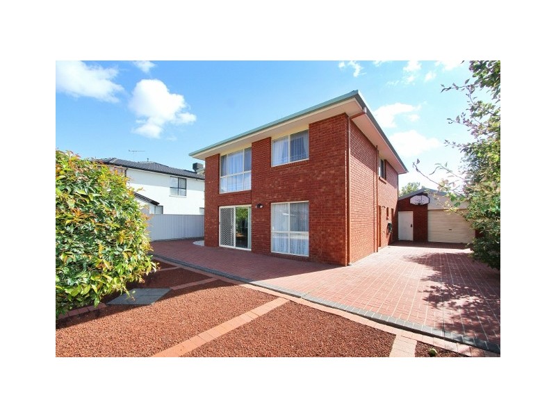 33 McCubbin Drive, Taylors Lakes VIC 3038