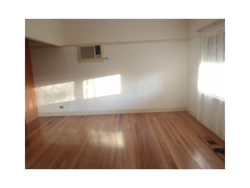 52 East Esplanade, St Albans VIC 3021