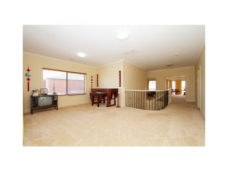 2 Nolan Place, Taylors Lakes VIC 3038