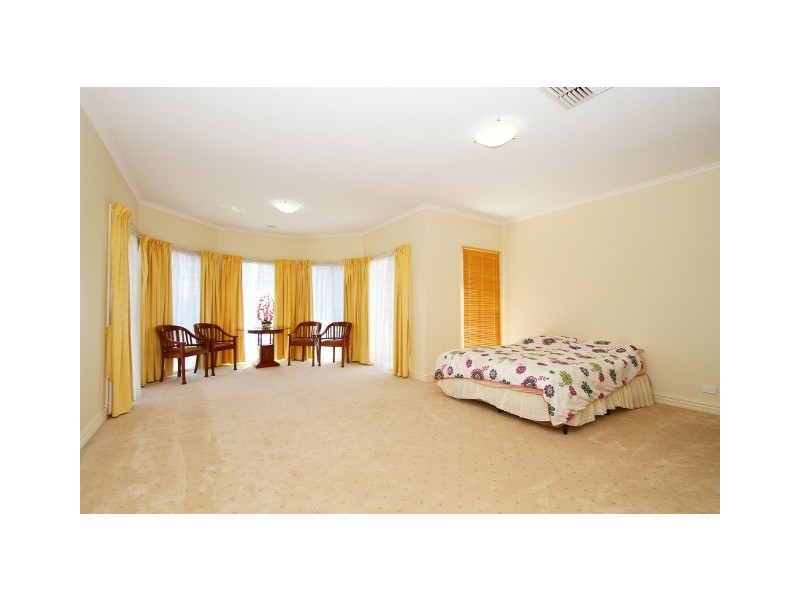 2 Nolan Place, Taylors Lakes VIC 3038