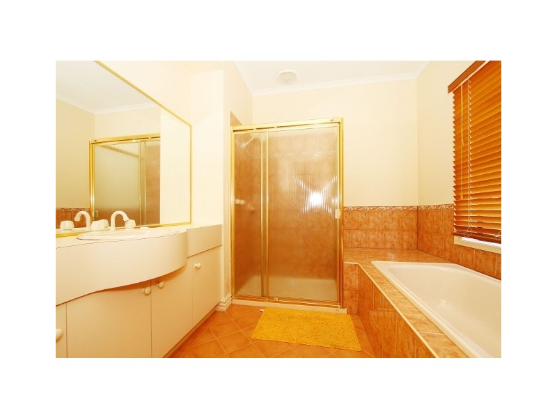 2 Nolan Place, Taylors Lakes VIC 3038