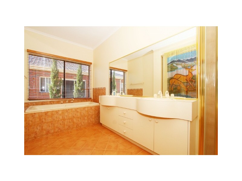 2 Nolan Place, Taylors Lakes VIC 3038