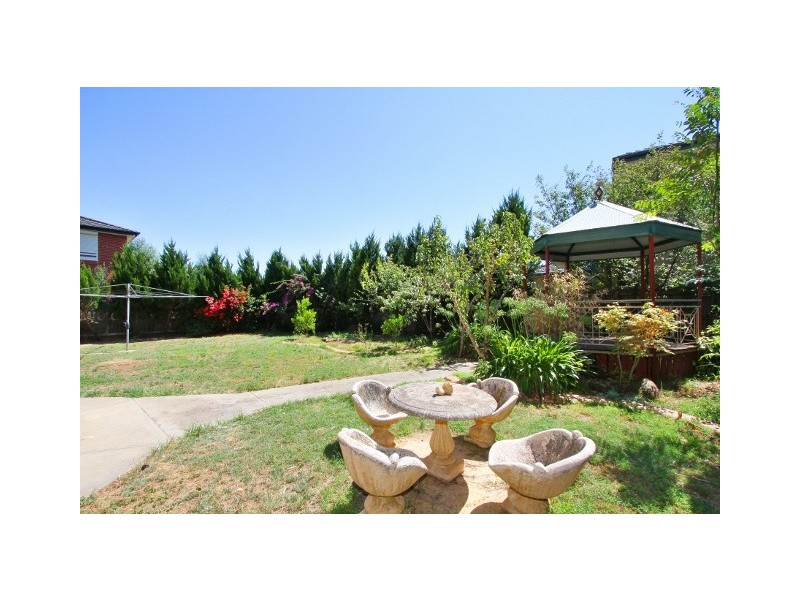 2 Nolan Place, Taylors Lakes VIC 3038