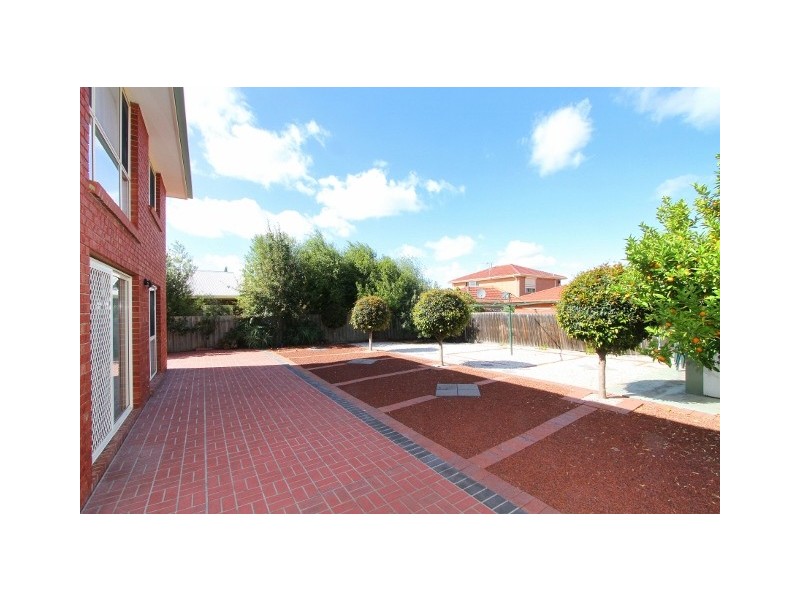 33 McCubbin Drive, Taylors Lakes VIC 3038