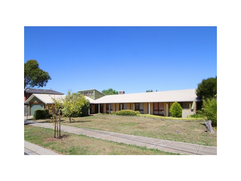 32 Erskine Way, Sydenham VIC 3037