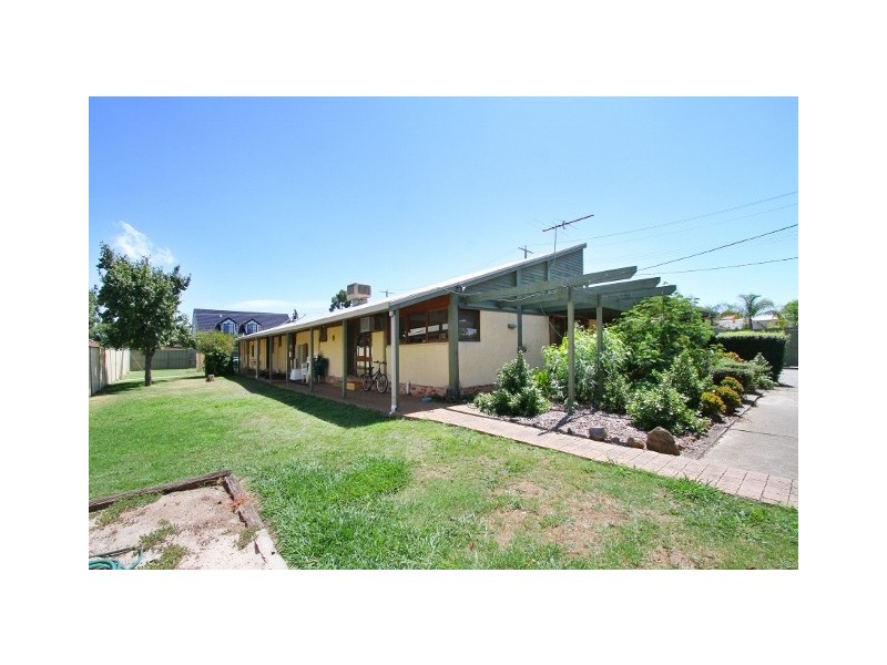 32 Erskine Way, Sydenham VIC 3037