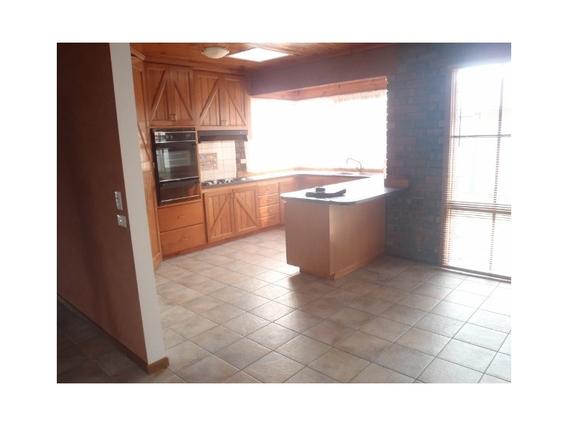 8 Montrose Court, Sydenham VIC 3037