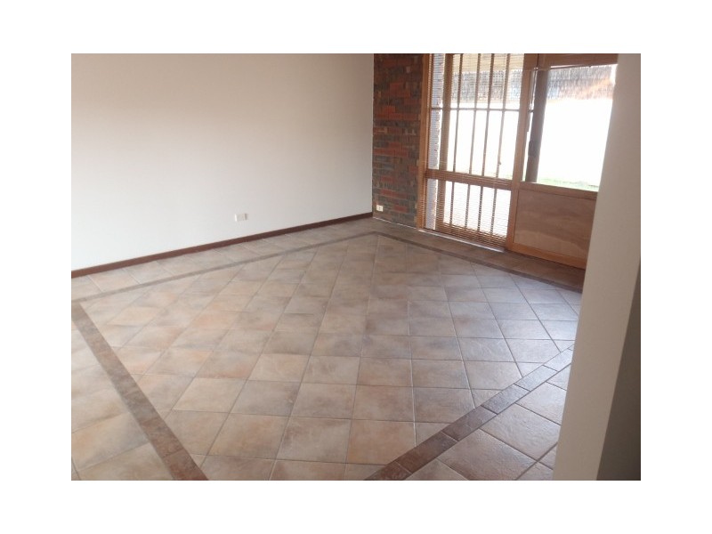 8 Montrose Court, Sydenham VIC 3037