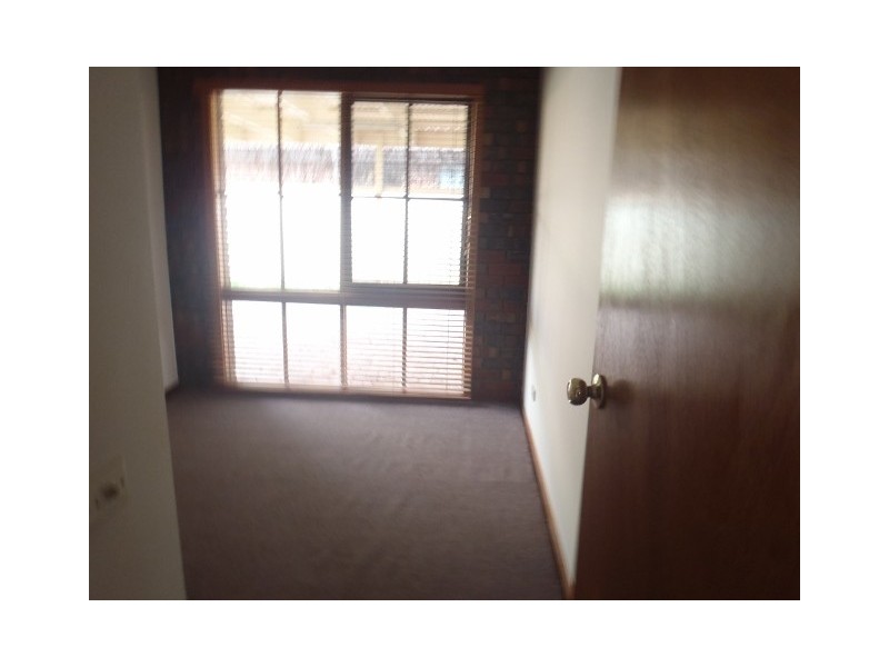 8 Montrose Court, Sydenham VIC 3037