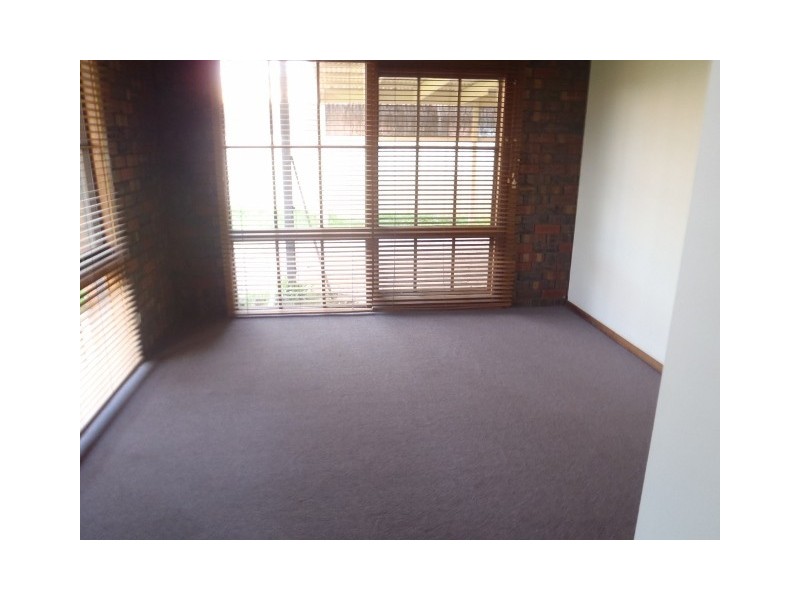 8 Montrose Court, Sydenham VIC 3037