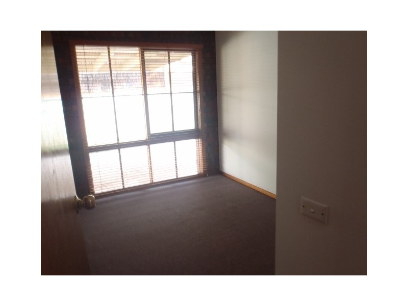 8 Montrose Court, Sydenham VIC 3037