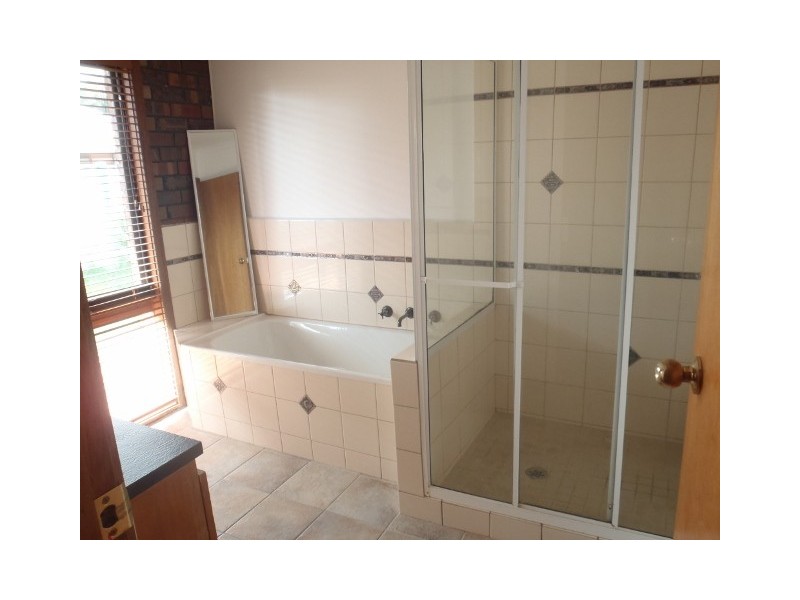 8 Montrose Court, Sydenham VIC 3037