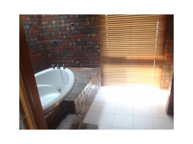 8 Montrose Court, Sydenham VIC 3037