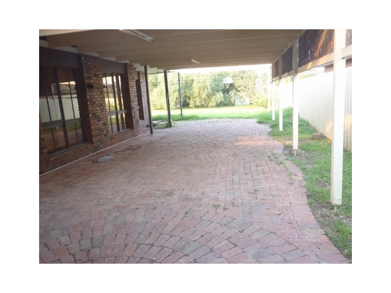 8 Montrose Court, Sydenham VIC 3037