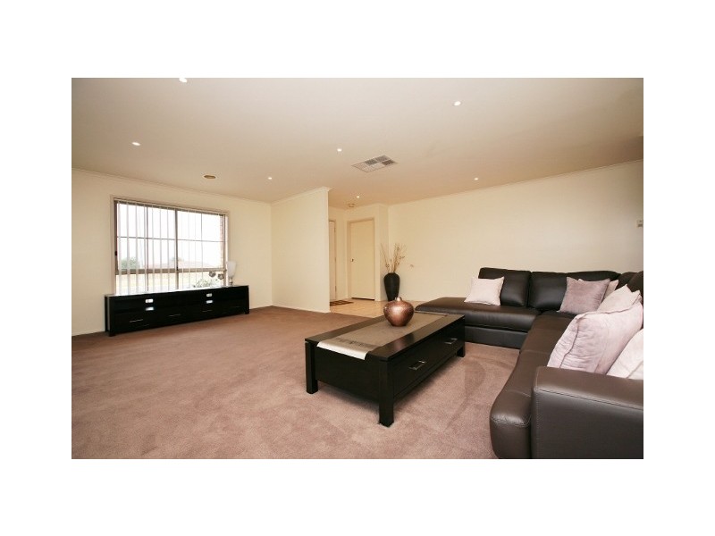 1/549 Kings Road, Taylors Lakes VIC 3038