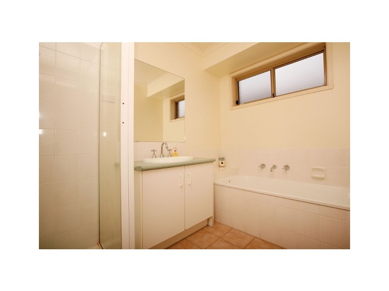 1/549 Kings Road, Taylors Lakes VIC 3038