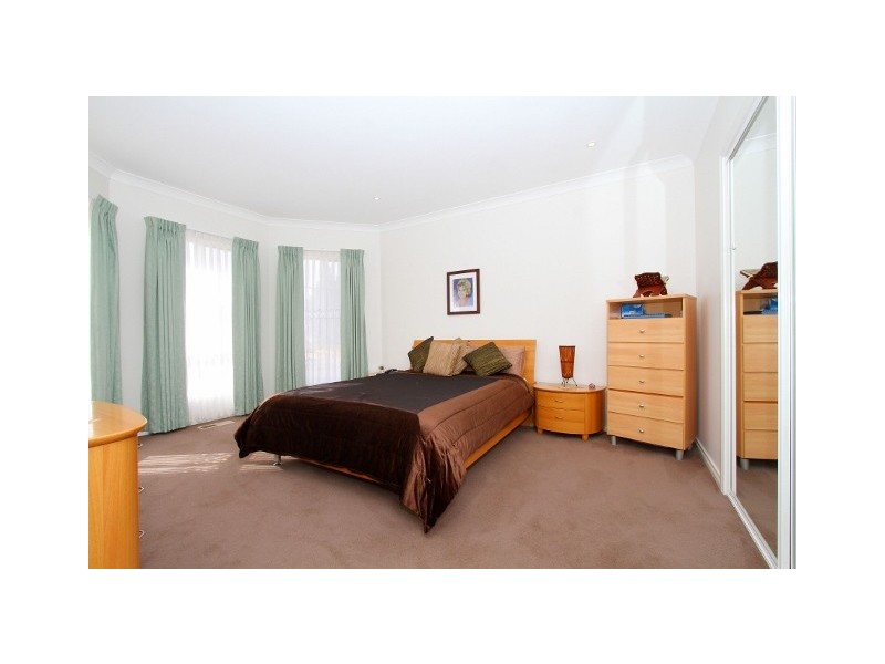 71 McCubbin Drive, Taylors Lakes VIC 3038