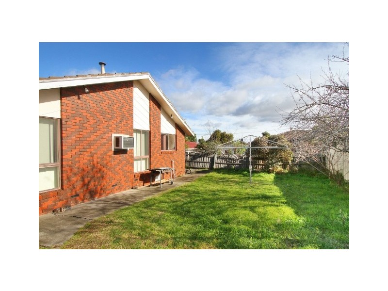 2 Peveril Close, Kings Park VIC 3021