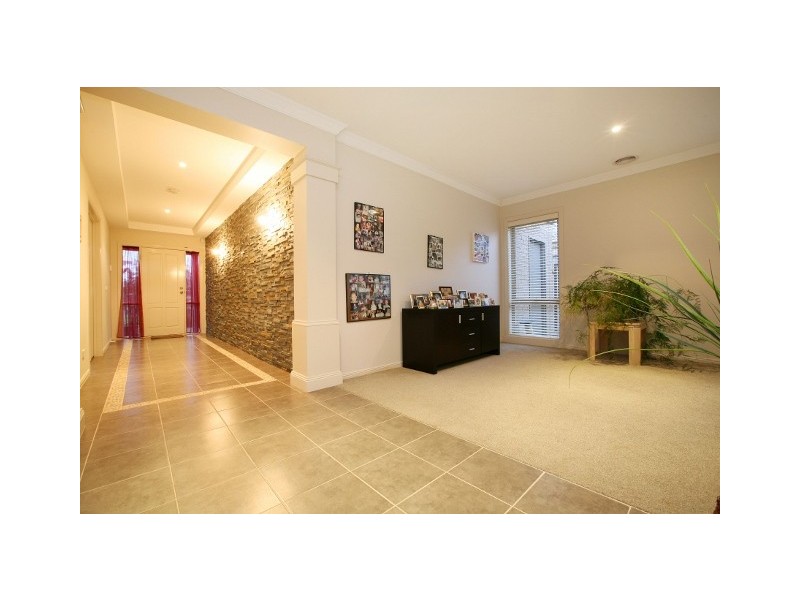 7 Inglewood Drive, Burnside Heights VIC 3023