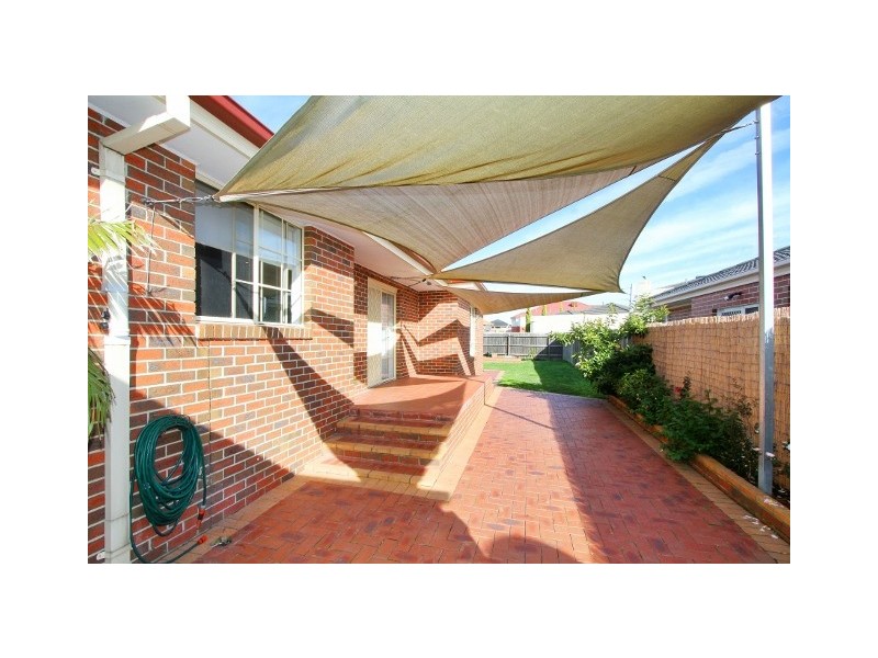 71 McCubbin Drive, Taylors Lakes VIC 3038