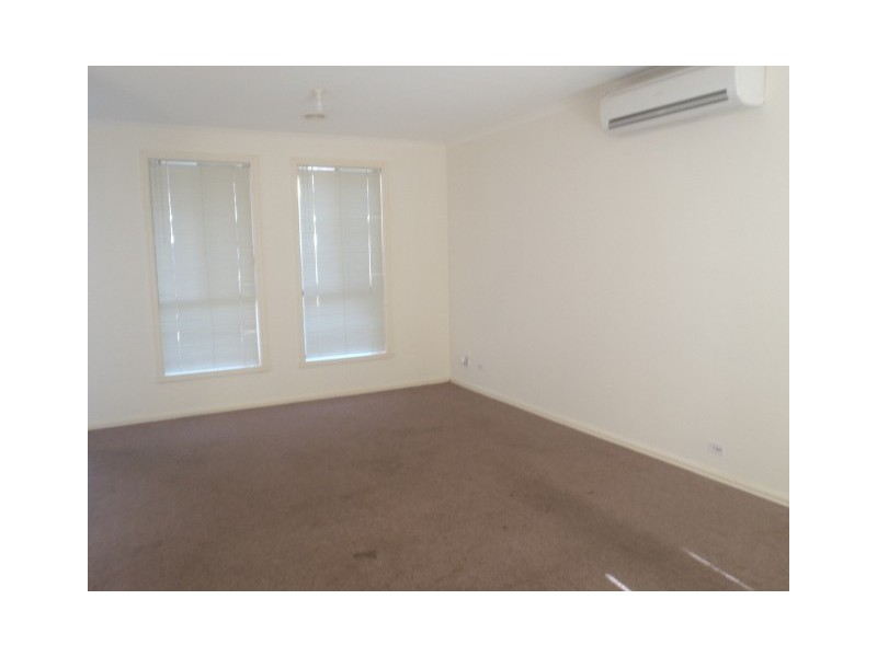 2/71 Wilmot Drive, Delahey VIC 3037