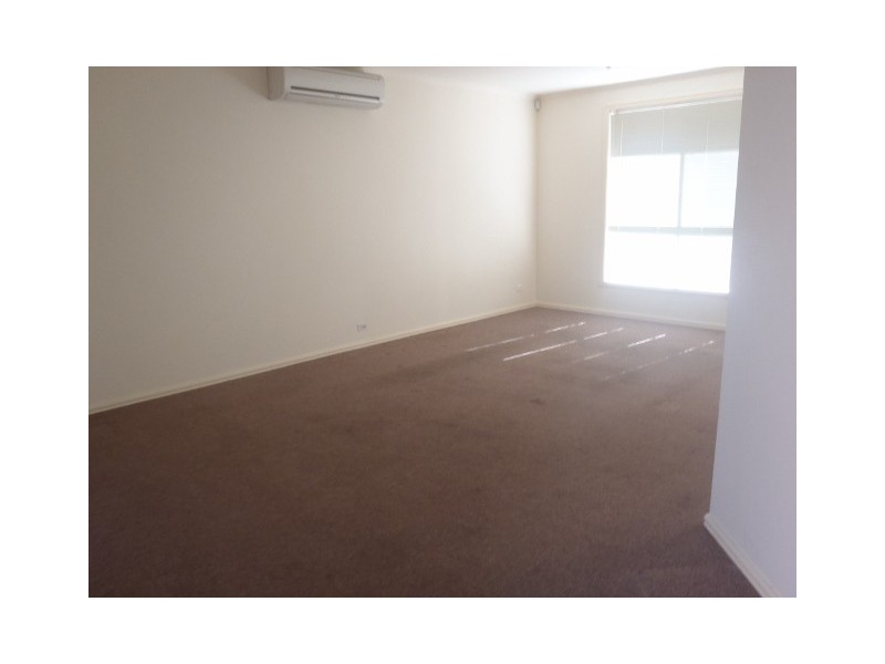 2/71 Wilmot Drive, Delahey VIC 3037