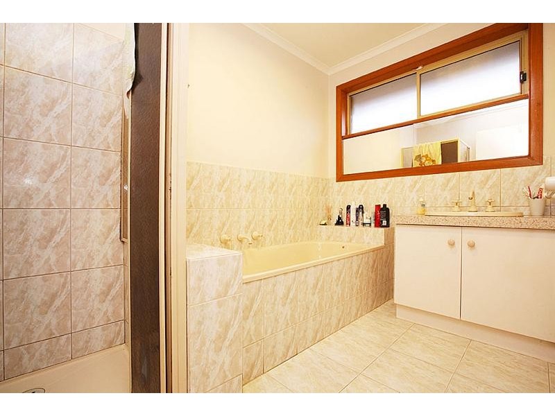 43 Delbridge Drive, Sydenham VIC 3037