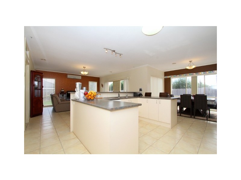 17 Collins Street, Taylors Hill VIC 3037