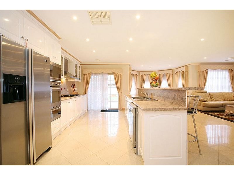 12 Tudor Rose Crescent, Sydenham VIC 3037