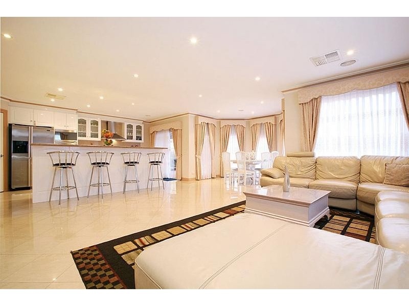 12 Tudor Rose Crescent, Sydenham VIC 3037