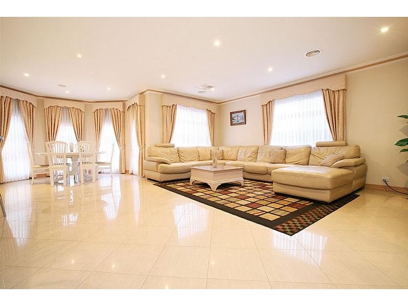 12 Tudor Rose Crescent, Sydenham VIC 3037