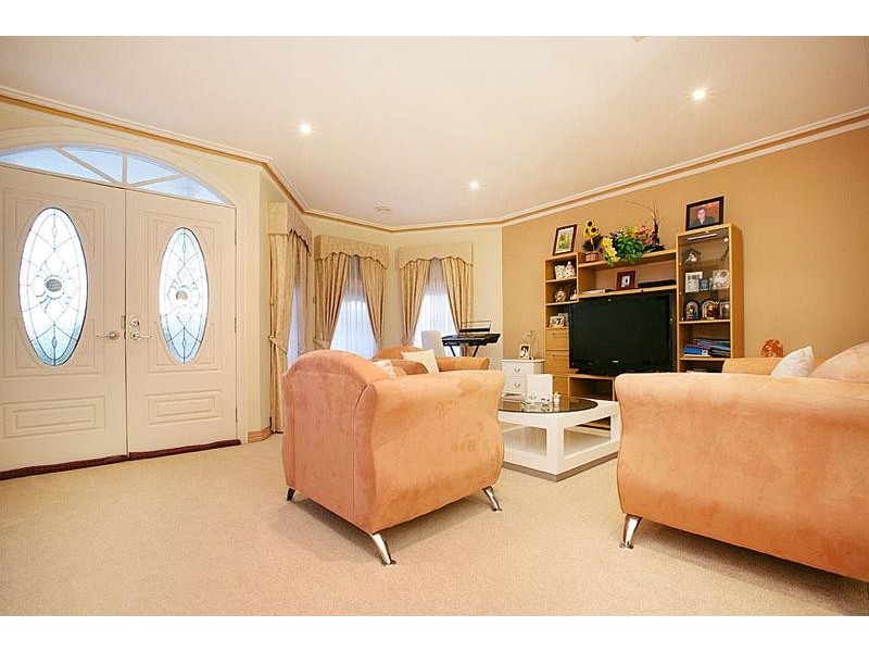 12 Tudor Rose Crescent, Sydenham VIC 3037