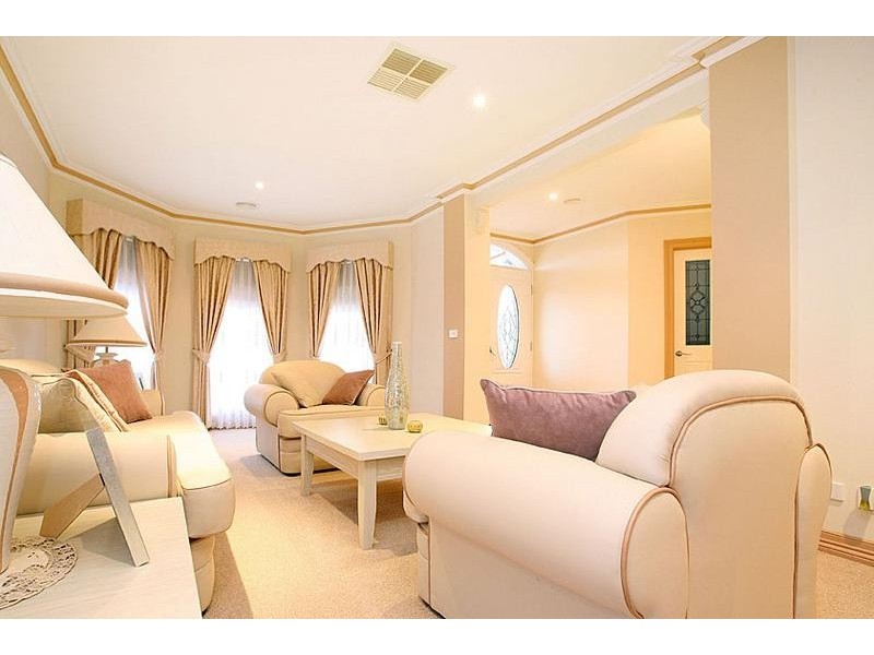 12 Tudor Rose Crescent, Sydenham VIC 3037