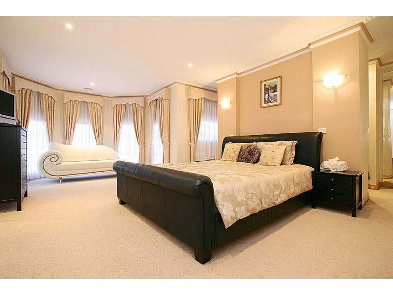 12 Tudor Rose Crescent, Sydenham VIC 3037