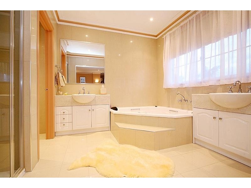 12 Tudor Rose Crescent, Sydenham VIC 3037