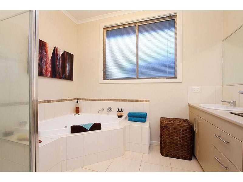 4/1a Thorogood Court, Taylors Lakes VIC 3038