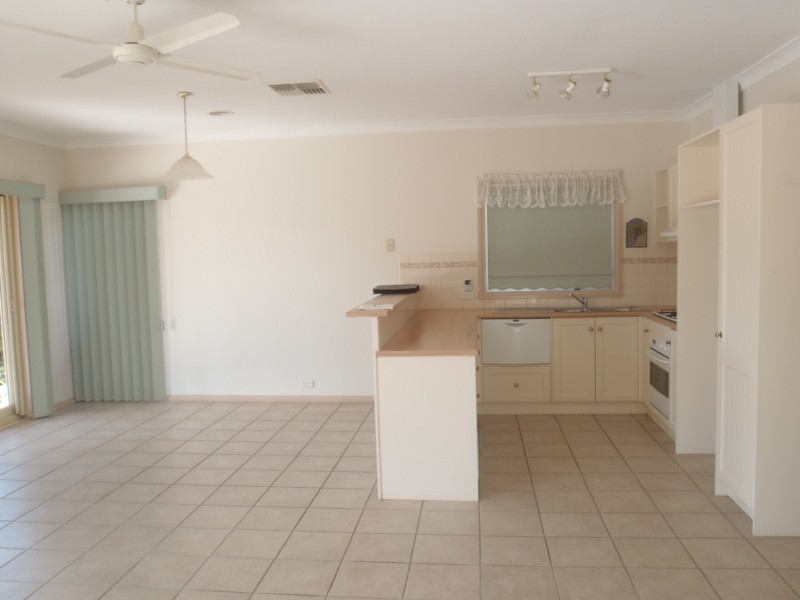 12 Castlemaine Way, Caroline Springs VIC 3023