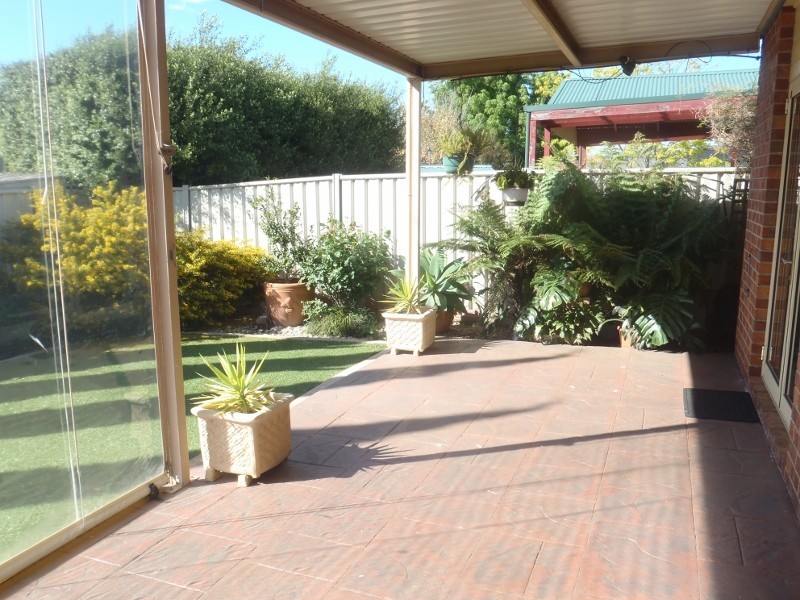 12 Castlemaine Way, Caroline Springs VIC 3023