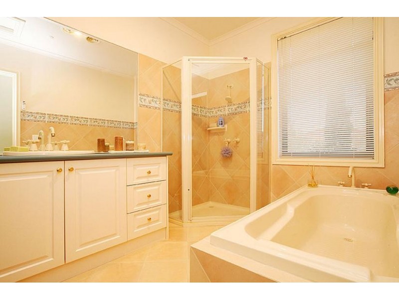 12 Stirling Court, Hillside VIC 3037