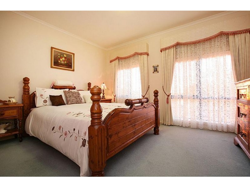 12 Stirling Court, Hillside VIC 3037