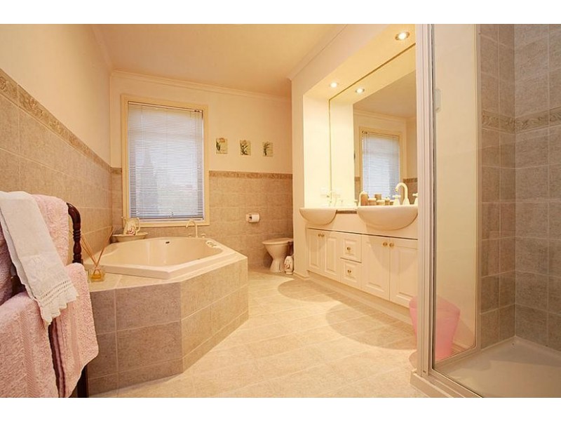 12 Stirling Court, Hillside VIC 3037