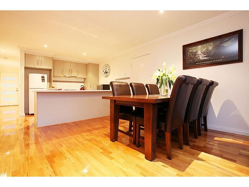 2/8 Buckingham Street, Sydenham VIC 3037